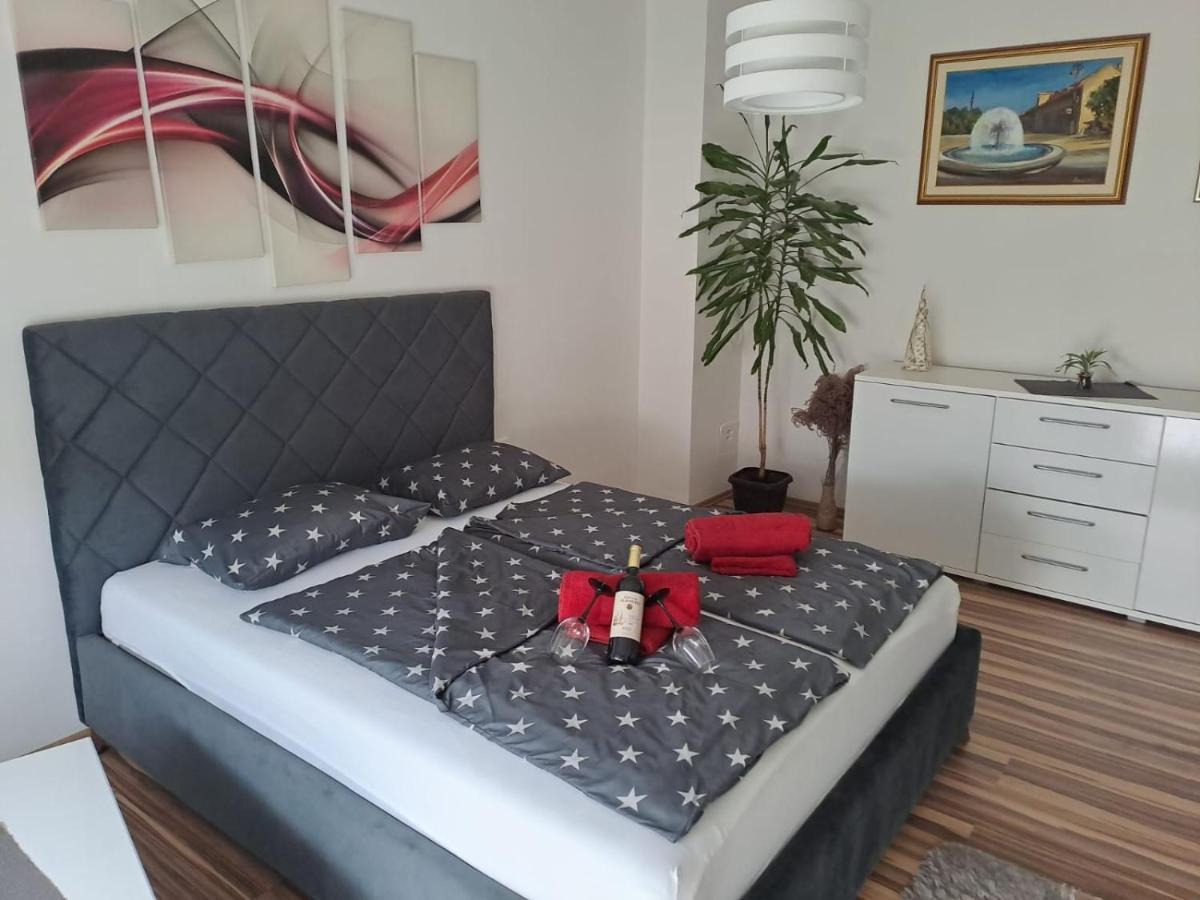 Studio Apartman Bf สลาวอนสกีบรอด ภายนอก รูปภาพ